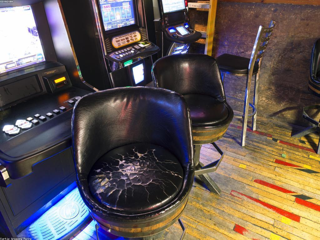 ការប្រកួតកីឡាភ្នាល់ និងការលេងស្លុតនៅកាស៊ីណូអនឡាញ